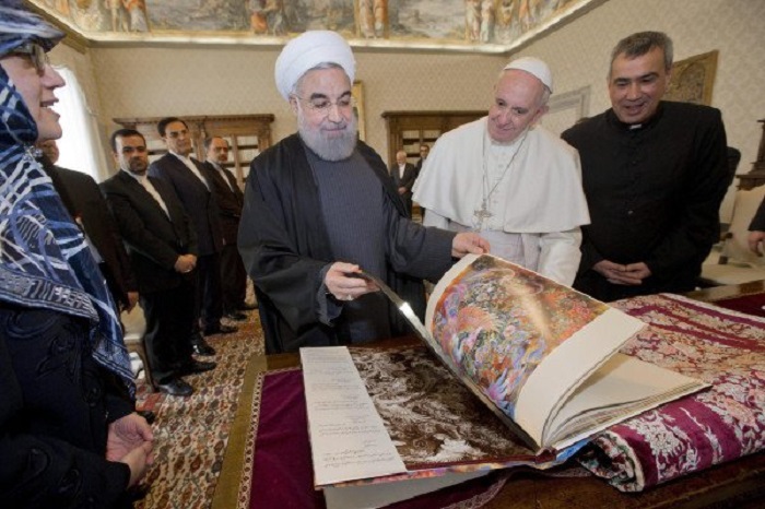 Irans Präsident bittet Papst Franziskus, für ihn zu beten